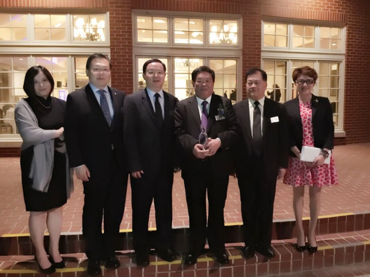 美国中国总商会祝贺理事单位福耀玻璃工业集团董事长曹德旺荣获第46届凤凰奖 featured image